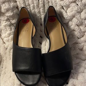 NWOT: NATURALIZER LOW WEDGE SANDALS